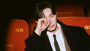 Lee Chae Min duduk sendiri dalam studio bioskop yang sepi. Siapa mau nemenin? (Foto: dok. Instagram @l.c.m____)