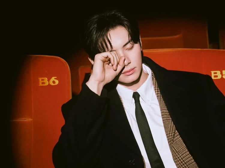 Lee Chae Min Lagi Sendirian, Siapa Mau Nemenin?