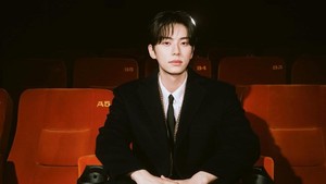2026, tulis Lee Chae Min dalam caption Instagram-nya diikuti dua bunga mawar. Dia mengunggah sederet foto dalam sebuah ruangan mirip studio bioskop. (Foto: dok. Instagram @l.c.m____)