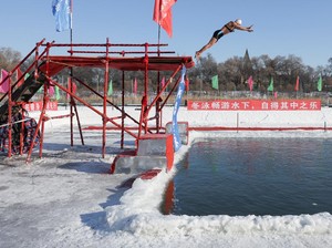 Video Kata Mereka yang Kuat Ikut Renang di Air Es Harbin: Bahagia