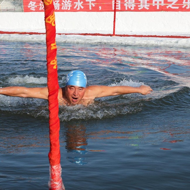 Lomba Renang Air Es Warnai Festival Salju Harbin