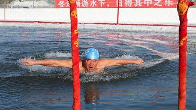 Lomba Renang Air Es Warnai Festival Salju Harbin