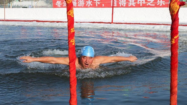 Lomba Renang Air Es Warnai Festival Salju Harbin