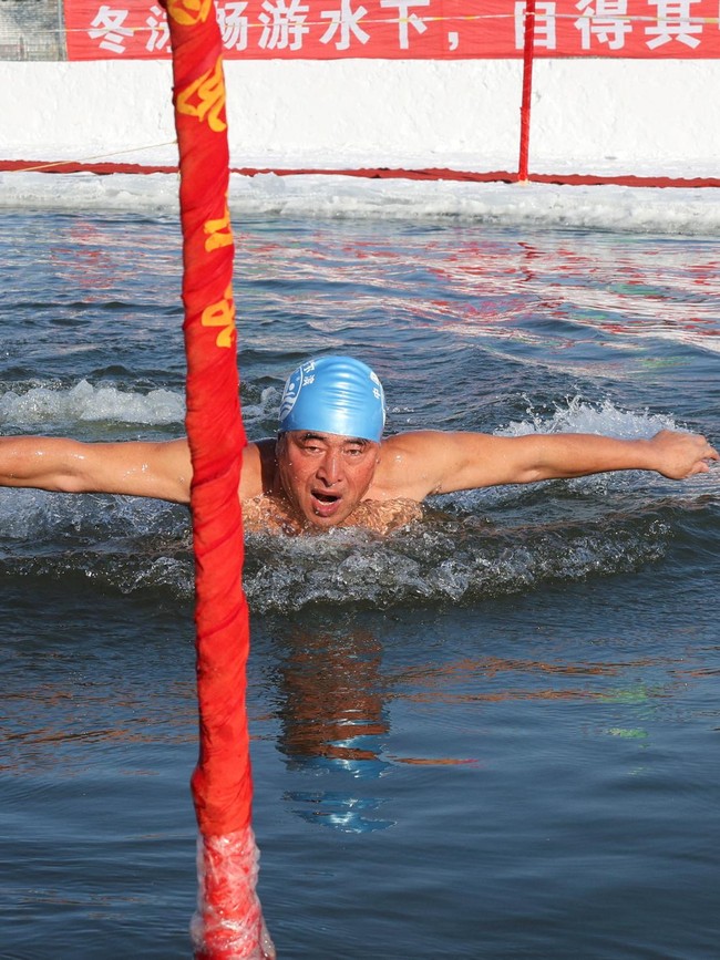 Lomba Renang Air Es Warnai Festival Salju Harbin