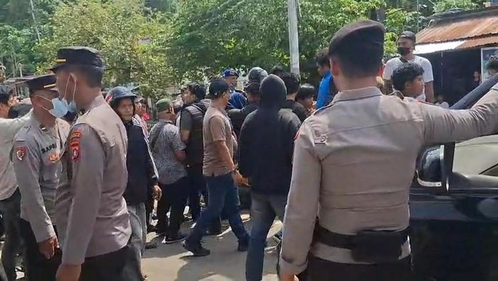 Guru dan nakes di Mamuju demo di kantor Bupati, menuntut penjelasan terkait janji pengangkatan PPPK Paruh Waktu. Aksi ricuh, beberapa peserta pingsan.