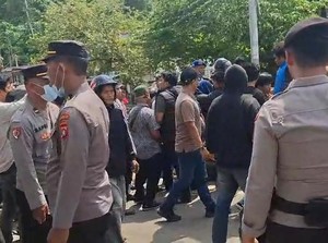 Ricuh Demo Nakes-Guru di Kantor Bupati Mamuju, Ada yang Pingsan