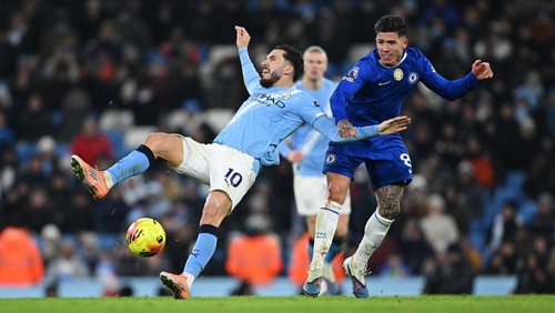 MANCHESTER, ENGLAND - JANUARY 04: Rayan Cherki of Manchester City is challenged by Enzo Fernandez of Chelsea during the Premier League match between Manchester City and Chelsea at Etihad Stadium on January 04, 2026 in Manchester, England. (Photo by Shaun Botterill/Getty Images)