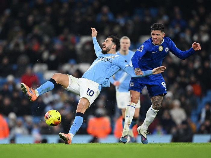 MANCHESTER, ENGLAND - JANUARY 04: Rayan Cherki of Manchester City is challenged by Enzo Fernandez of Chelsea during the Premier League match between Manchester City and Chelsea at Etihad Stadium on January 04, 2026 in Manchester, England. (Photo by Shaun Botterill/Getty Images)