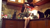 Wanita kelahiran 1992 ini juga tampak menikmati camilan di dapur rumah. Di sekelilingnya terlihat ada kucing dan anjing peliharaannya. Foto: Instagram/@manodelia
