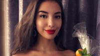 Begini potret cantik Maonhara yang pernah terlihat ketika berpose dengan menggenggam bingkisan. Tampaknya itu adalah roti premium. Foto: Instagram/@manodelia