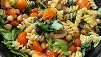 Selain momen makan di restoran, Manohara juga sering mengunggah potret makanan. Kali ini menu pasta salad yang terdiri atas pasta spiral, arugula, tomat ceri, jamur, dan kacang. Foto: Instagram/@manodelia