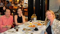 Ini potret Manohara lainnya ketika makan di sebuah restoran Italia. Mereka menikmati pasta yang creamy dan pizza dengan tekstur mulur. Foto: Instagram/@manodelia