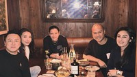 Manohara juga terlihat menikmati makan malam bersama teman-temannya di sebuah restoran. Mereka menikmati platter yang lezat. Foto: Instagram/@manodelia