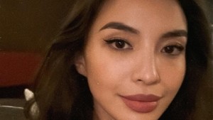 Manohara minta publik berhenti bertanya soal kisah asmaranya dengan Kristian Hansen. Foto: Instagram/@manodelia