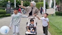 Melody Prima meminta netizen untuk gak berpikiran negatif cuma karena dua anaknya absen liburan. Gak perlu dikasihanin juga, mereka juga dirawat dengan baik sama bapaknya! Diajak jalan-jalan juga sama bapaknya. Jadi gak perlu kasihan ya guys ya, tulisnya. (Foto: dok Instagram melodyprima)