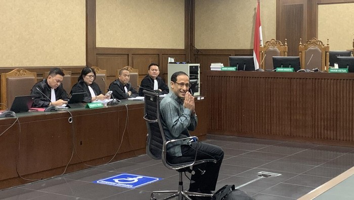 Nadiem Makarim Tersenyum Hadapi Sidang Dakwaan Kasus Chromebook