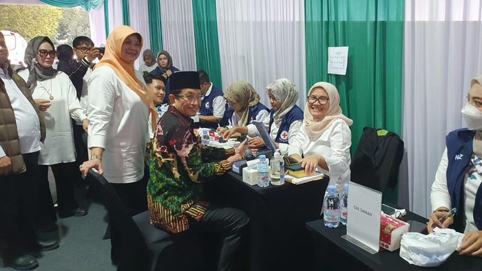 Menag Nasaruddin Umar saat donor darah di Kantor Kemenag, Jakarta Pusat, Senin (5/1/2026)