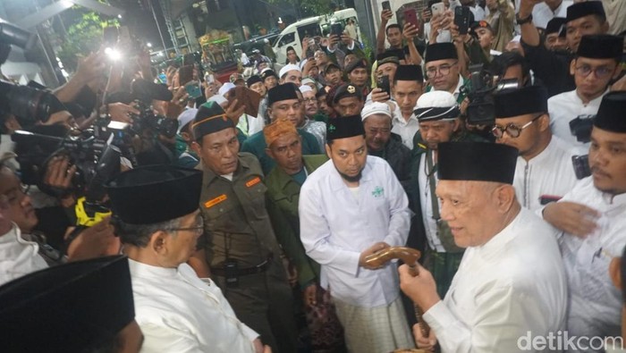 Tongkat dan Tasbih Simbol Restu Pendirian NU Diterima Gus Kikin di Jombang