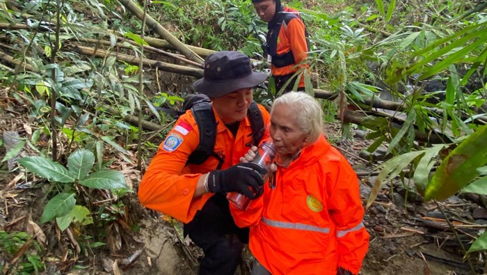 Tim SAR Gabungan mengevakuasi nenek bernama Wakijem (84) di hutan Kalilalang, Kecamatan Gunungpati, Semarang, Senin (5/1/2026).