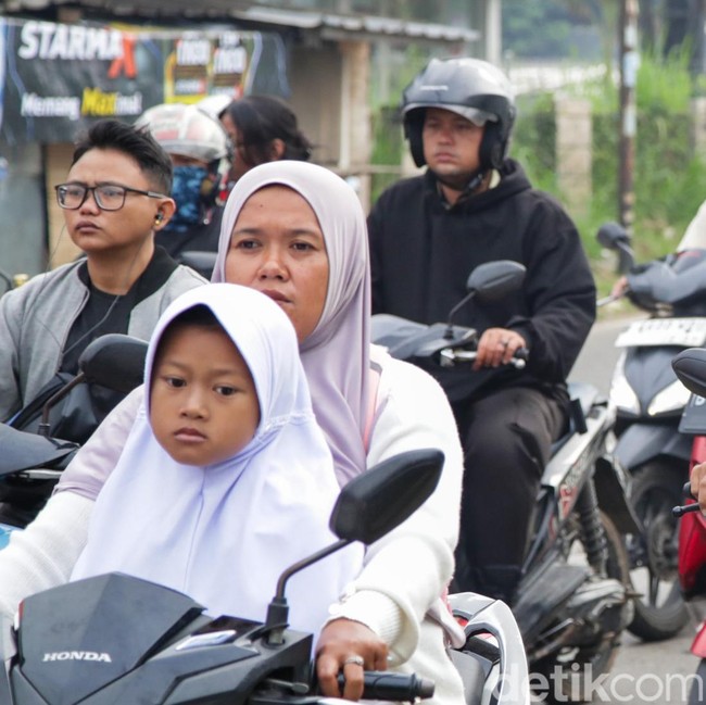 Orang Tua Antar Anak di Hari Pertama Sekolah Tangsel