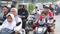 Peran orang tua di hari pertama sekolah adalah menjadi sosok yang menenangkan dan menyemangati.