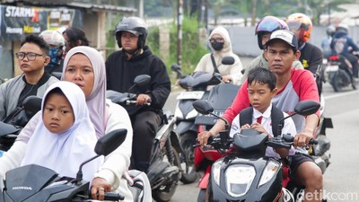 Orang Tua Antar Anak di Hari Pertama Sekolah Tangsel