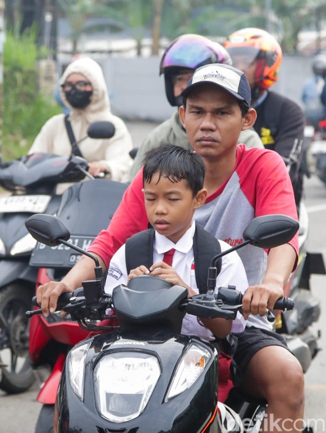 Orang Tua Antar Anak di Hari Pertama Sekolah Tangsel