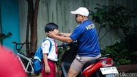 Tak sedikit dari mereka yang rela mengambil cuti hanya untuk mengantar sang buah hati ke sekolah.