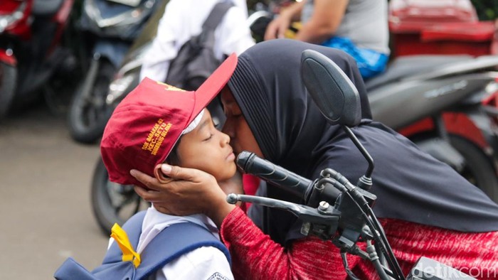 Suasana pagi di sejumlah sekolah di Tangerang Selatan tampak ramai pada hari pertama masuk sekolah usai libur Natal dan Tahun Baru. Sejak pagi hari, para orang tua terlihat mengantarkan anak-anak mereka ke sekolah, termasuk di SDN Babakan 2, Setu, Tangerang Selatan, Banten, Senin (5/1/2026).
