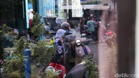 Para orang tua terlihat mengantarkan anak-anak mereka ke sekolah, termasuk di SDN Babakan 2, Setu, Tangerang Selatan, Banten, Senin (5/1/2026).
