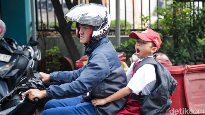 Suasana pagi di sejumlah sekolah di Tangerang Selatan tampak ramai pada hari pertama masuk sekolah usai libur Natal dan Tahun Baru. Sejak pagi hari, para orang tua terlihat mengantarkan anak-anak mereka ke sekolah, termasuk di SDN Babakan 2, Setu, Tangerang Selatan, Banten, Senin (5/1/2026).
