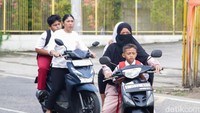 Kehadiran orangtua pada hari pertama sekolah merupakan bentuk dukungan moral dan emosional yang penting bagi anak.