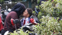 Halaman sekolah dipenuhi orang tua murid yang mengantar sekaligus memastikan anak-anak mereka mengikuti kegiatan awal sekolah dengan lancar.