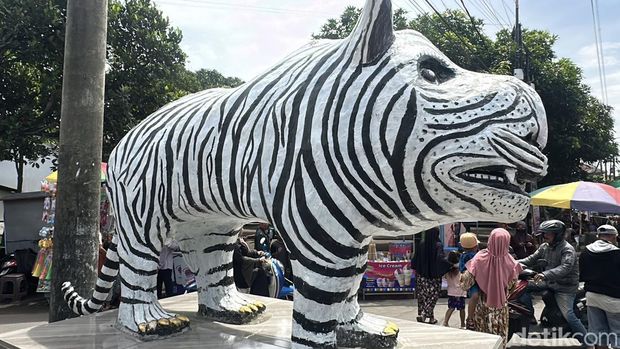 Patung macan putih di Desa Balungjeruk, Kecamatan Kunjang, Kabupaten Kediri Patung macan putih di Desa Balungjeruk, Kecamatan Kunjang, Kabupaten Kediri