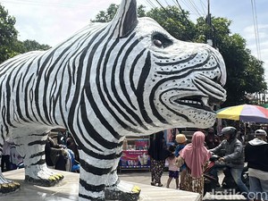 Patung Macan Putih Kediri Ramai Diserbu Pengunjung, Satpol PP Pantau
