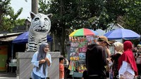 Tak hanya ramai di akhir pekan, lokasi patung macan putih kini hampir tak pernah sepi pengunjung.
