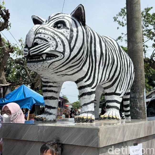 Patung Macan Putih di Kediri yang Viral Terus Didatangi Warga