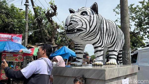 Patung Macan Putih di Kediri yang Viral Terus Didatangi Warga