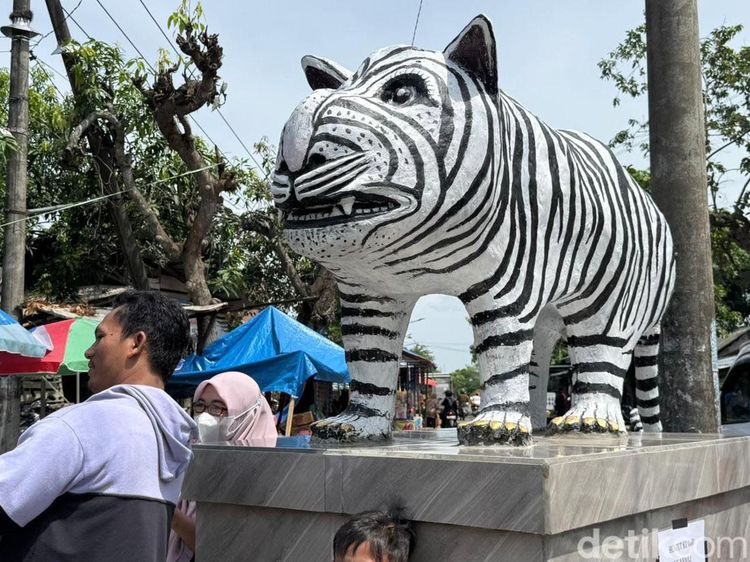 Patung Macan Putih di Kediri yang Viral Terus Didatangi Warga