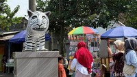 Kondisi ini dimanfaatkan warga maupun pedagang dari luar daerah untuk membuka lapak dagangan, mulai dari kuliner, minuman, hingga berbagai produk UMKM lainnya.
