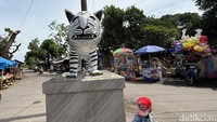 Antusiasme pengunjung yang terus meningkat turut mendorong tumbuhnya aktivitas ekonomi warga, ditandai dengan membludaknya pedagang UMKM di sekitar kawasan patung.