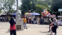 Kepala Desa Balongjeruk, Safi’i, mengungkapkan jumlah pedagang di kawasan tersebut terus mengalami peningkatan signifikan. Jika pada awal kemunculan wisata ini hanya ada sekitar 10 pelaku usaha, kini jumlahnya melonjak tajam.