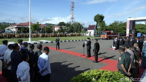 Wali Kota Bima Aji Man melantik Muhammad Fakhrunraji, sebagai Sekda Kota Bima, saat memimpin apel gabungan perdana 2026, Senin (5/1/2026).