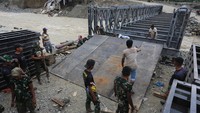 Jembatan bailey dipilih sebagai solusi sementara yang cepat dan efektif untuk menggantikan infrastruktur penghubung yang rusak. ANTARA FOTO/SYIFA YULINNAS