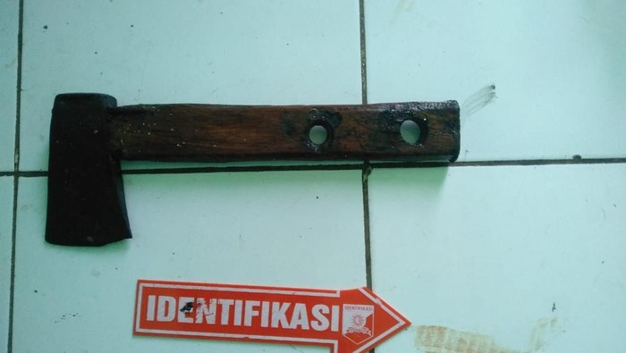 Penampakan kapak yang digunakan Rendi