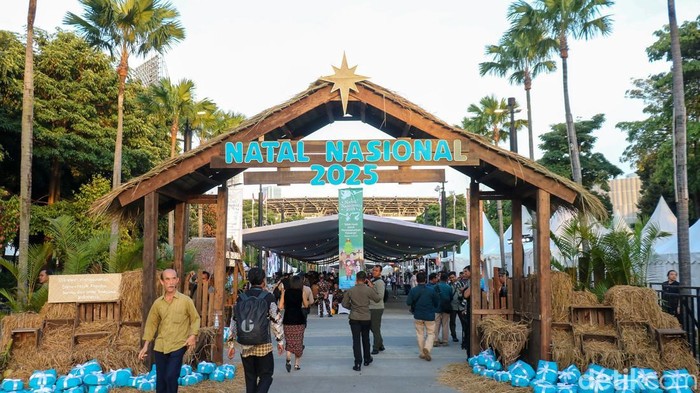 Perayaan Natal Nasional 2025 digelar di Tenis Indoor Senayan, Jakarta, Senin (5/1/2026). Ribuan jemaat dari berbagai daerah menghadiri ibadah Natal bersama yang berlangsung khidmat dan penuh sukacita.