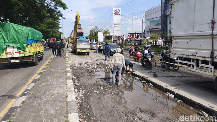 Perbaikan jalan Pantura Demak-Kudus KM 30+750 - KM 34+800 Trengguli, Kabupaten Demak, Senin (5/1/12026).