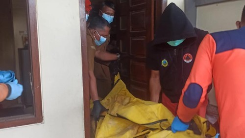 Petugas mengevakuasi jasad perempuan yang ditemukan tewas di kamar kosnya di wilayah Batubulan, Kecamatan Sukawati, Gianyar, Bali, Senin (5/1/2026). (Foto: Dok. Polres Gianyar)