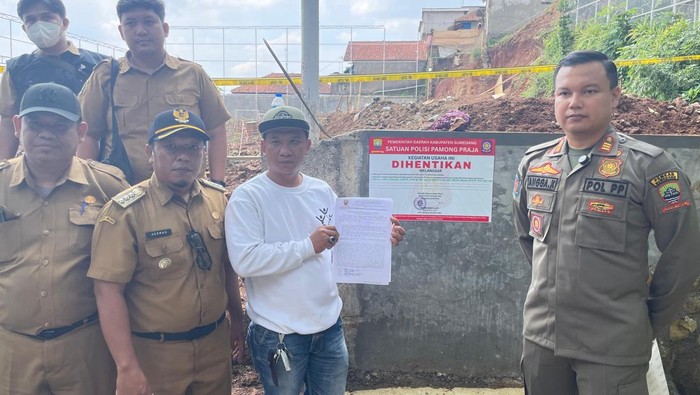 Petugas segel lokasi proyek lapangan mini soccer di Cisempur, Sumedang