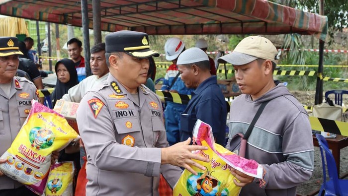 Polda Riau Dirikan Posko dan Beri Bantuan Korban Kebakaran Pipa Gas Inhil